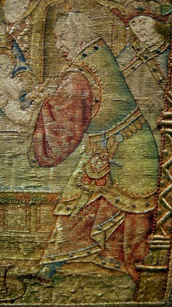 Détail d'une broderie médiévale entièrement réalisé au fil d'or. Un homme se tient debout, un couteau à la main pour la circoncision de Jésus.