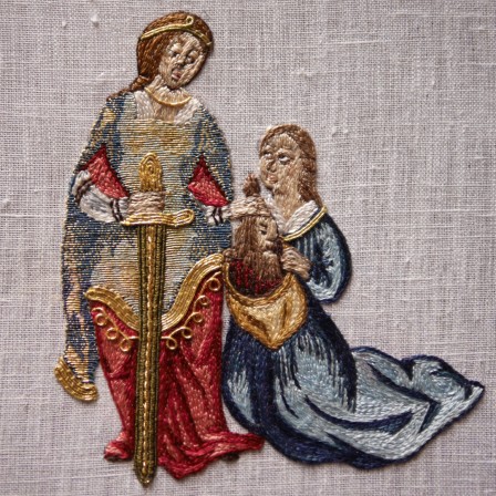 Broderie des 2 personnages : Judith et sa servante. Les 2 personnages sont brodés au fils de soie colorés. La robe de dessus de Judith est brodé à l'or nué, c'est à dire avec de l'or partiellement recouvert de soie colorée.