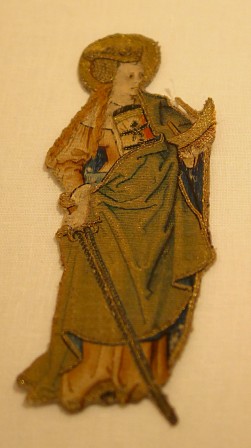 Broderie médiévale. Une sainte brodée en or et soie.